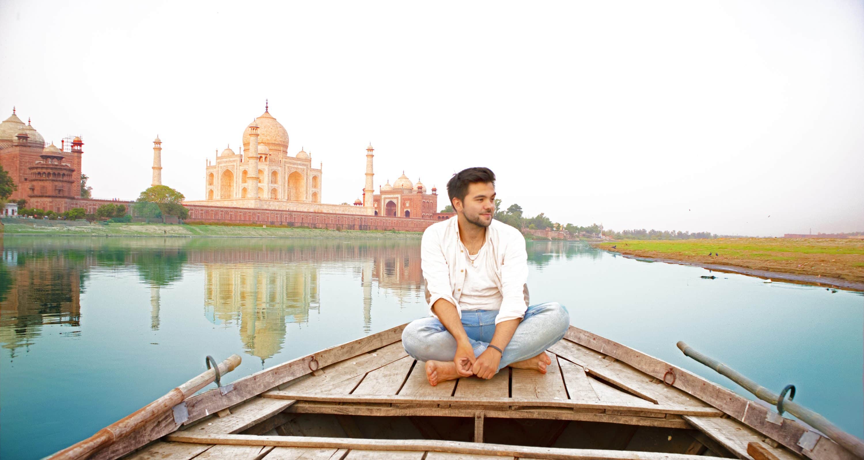 Travis, creador de Waltravis, en una barca frente al Taj Mahal
